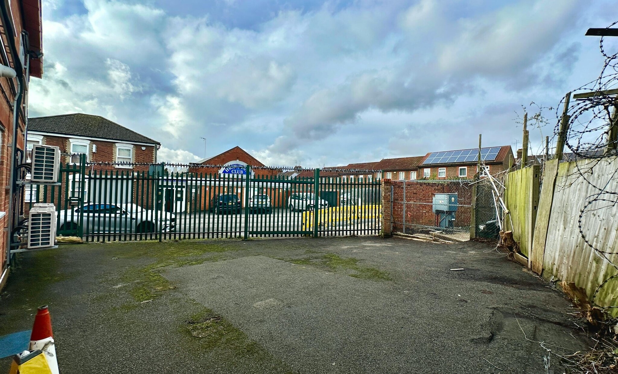 Oxen Rd, Luton to rent Building Photo- Image 1 of 3