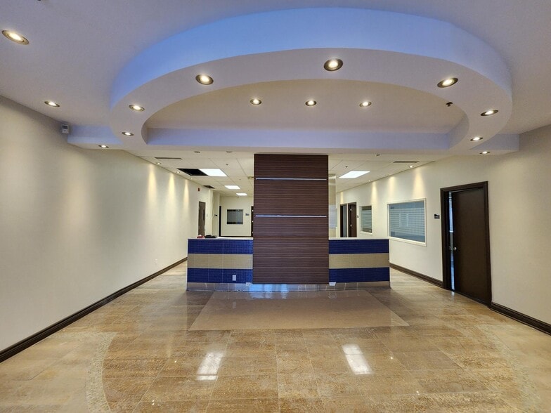 127-155 Montée de Liesse, Montréal, QC to rent - Interior Photo - Image 3 of 10