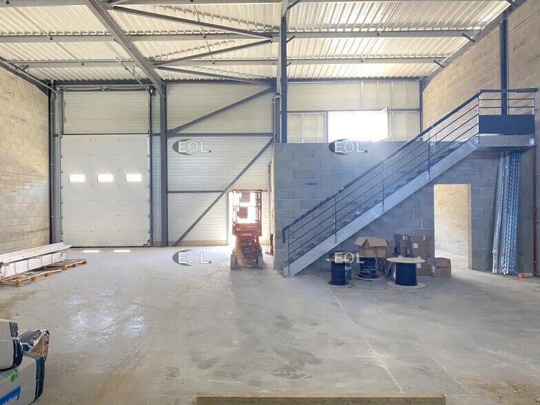 Light Industrial in Chassieu to rent - Interior Photo - Image 2 of 5