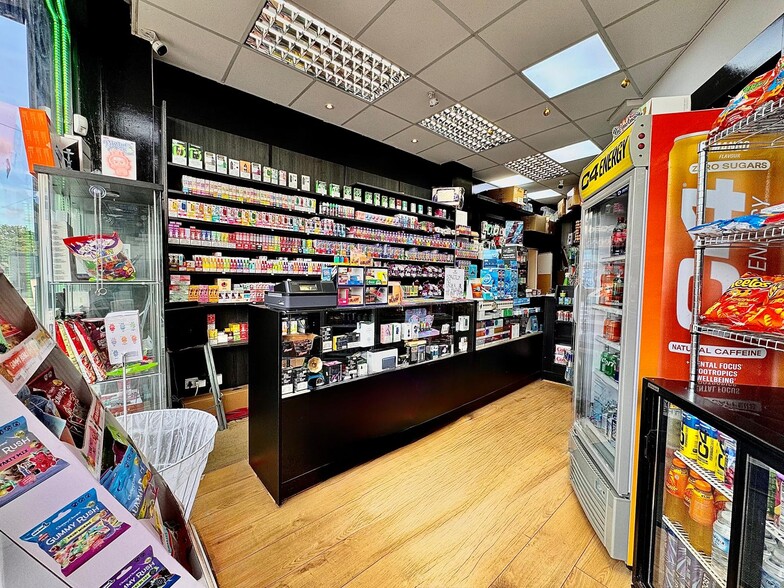 Dedworth Rd, Windsor to rent - Primary Photo - Image 1 of 5