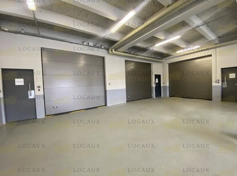 Light Industrial in Bezons to rent - Building Photo - Image 3 of 4