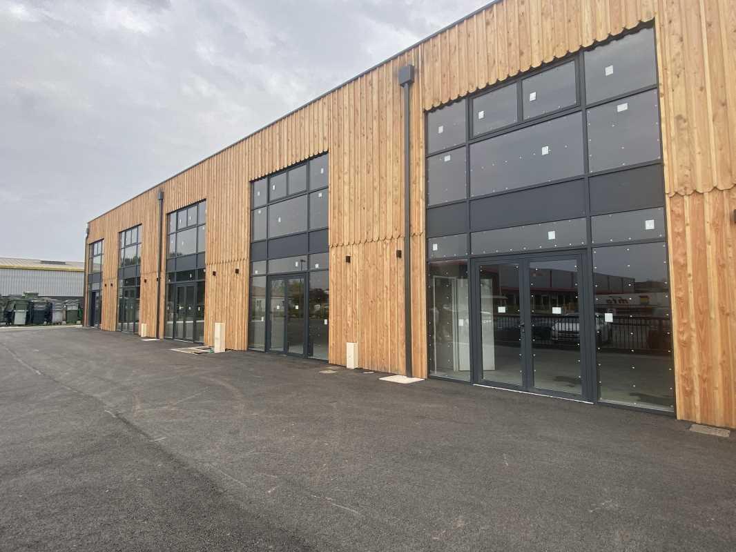 Light Industrial in SAINT-JEAN-D'ILLAC to rent Building Photo- Image 1 of 8