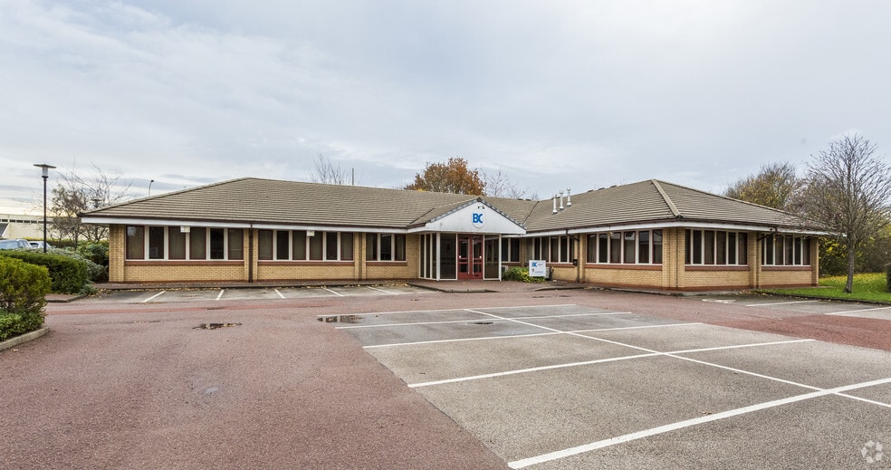 Hampton Ct, Runcorn to rent - Building Photo - Image 2 of 3