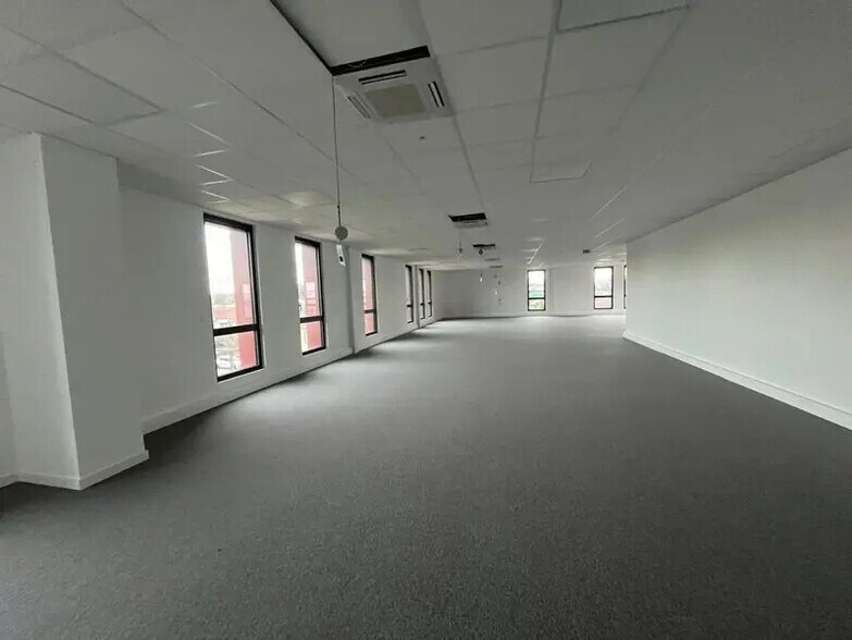 1 Chemin Du Plateau, Dardilly to rent - Building Photo - Image 2 of 9