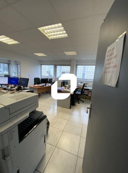 Light Industrial in Noisy-le-Sec to rent - Interior Photo - Image 2 of 8