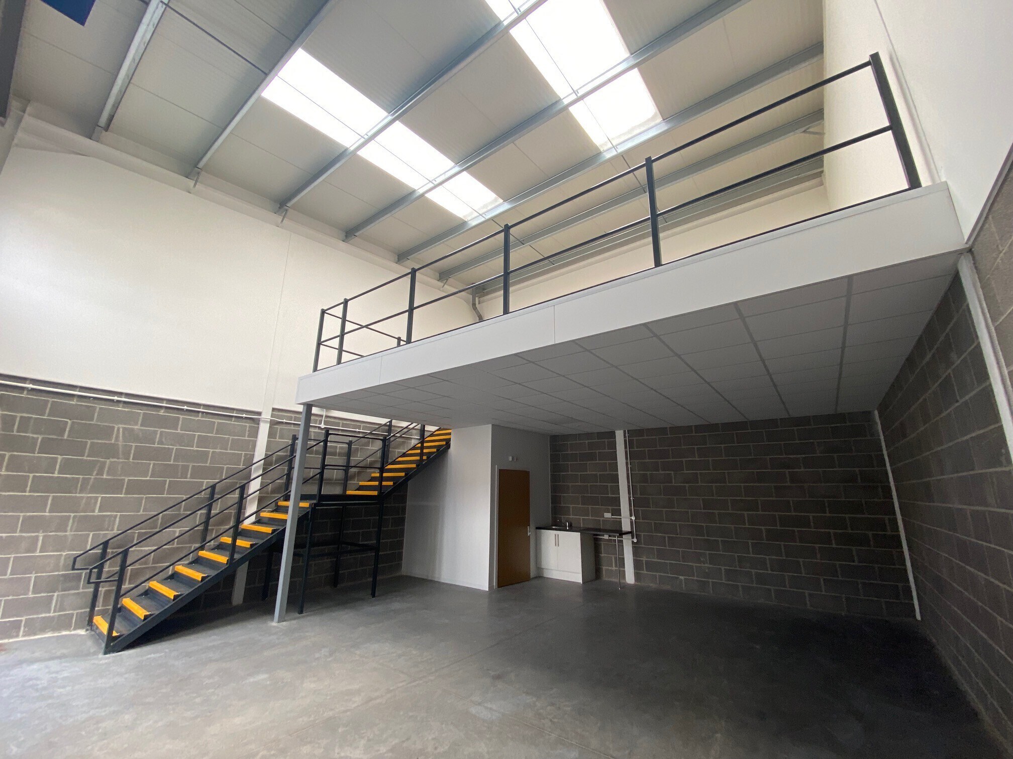 198-202 Broomhill Rd, Bristol to rent Building Photo- Image 1 of 6