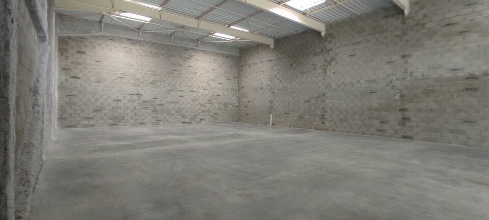 Light Industrial in Tignieu-Jameyzieu to rent - Interior Photo - Image 2 of 12