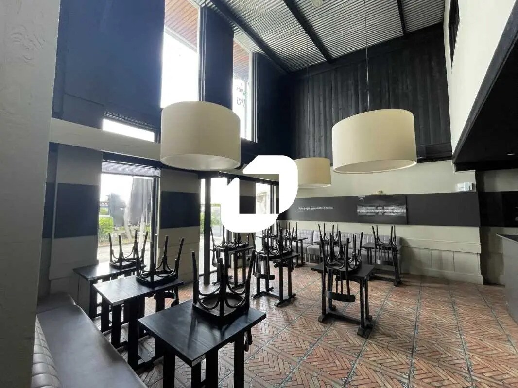 Retail in Le Haillan to rent Interior Photo- Image 1 of 9