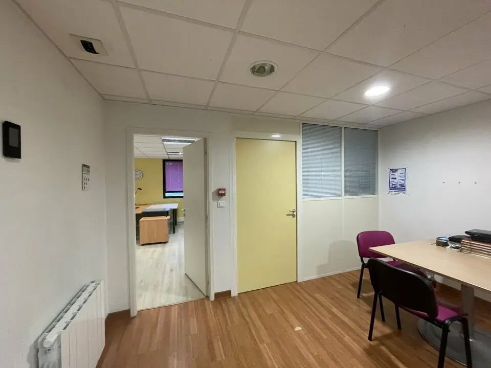 Location Bureaux 130 m² - Photo 1