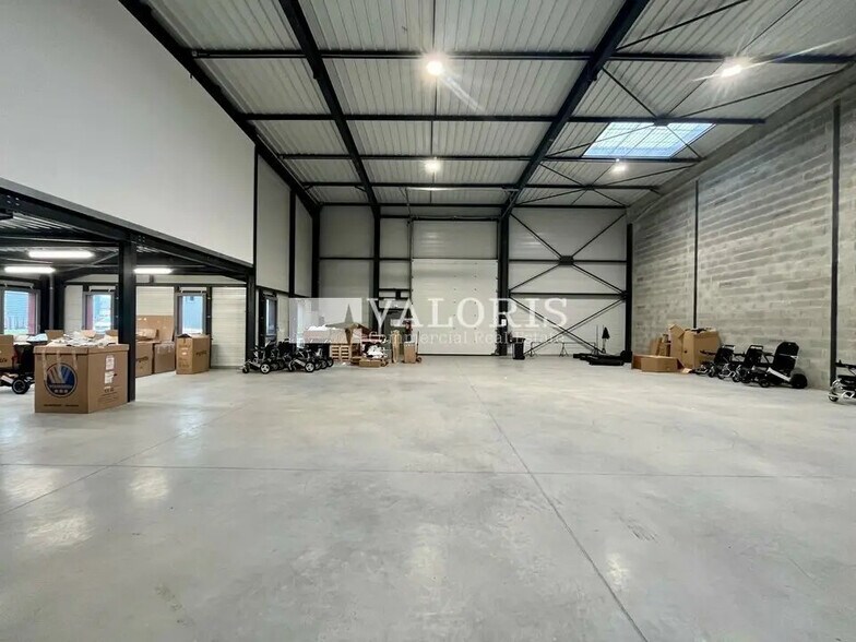 Light Industrial in Chassieu to rent - Interior Photo - Image 2 of 9