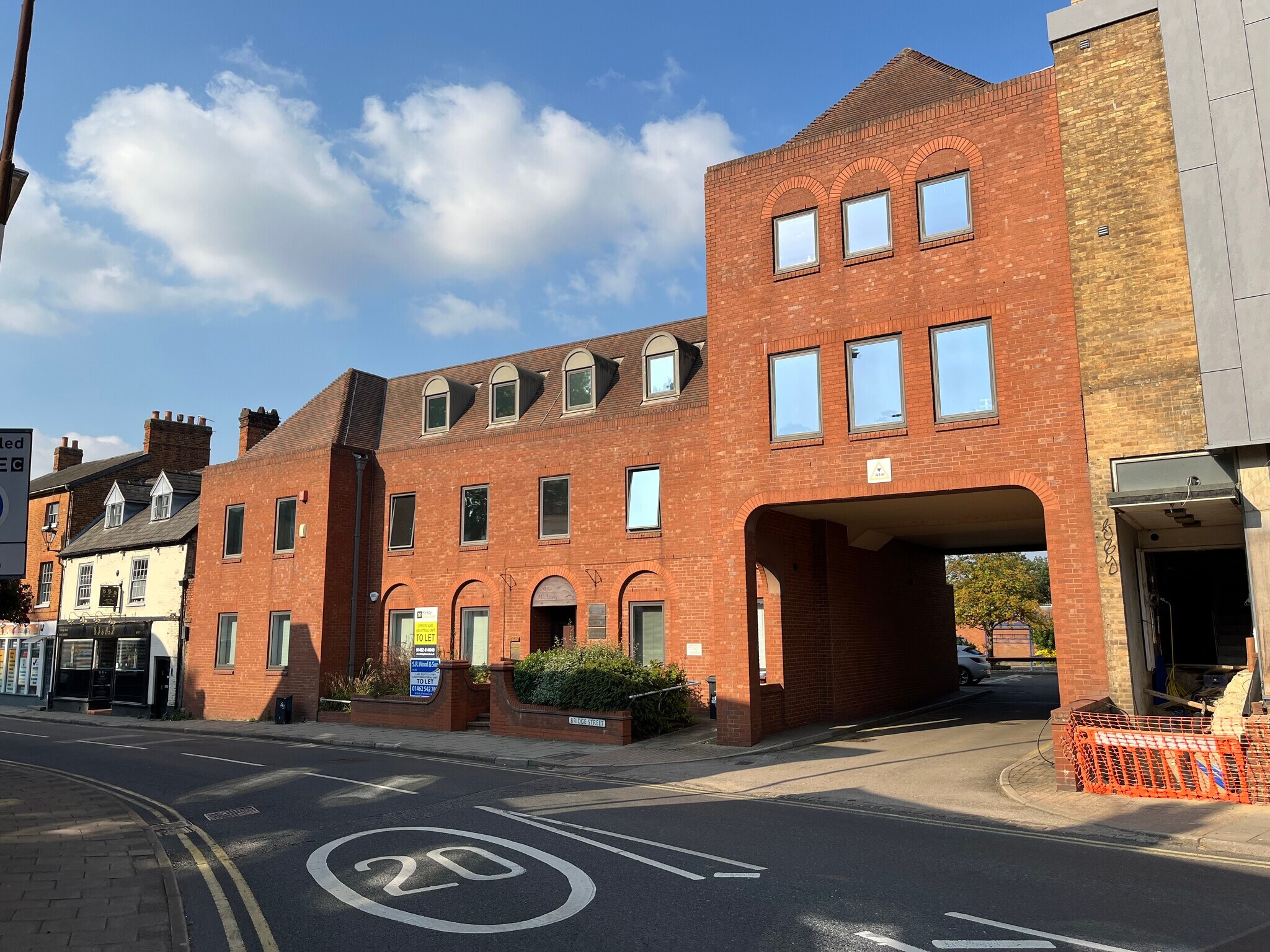 Bridge St, Hitchin to rent Building Photo- Image 1 of 4