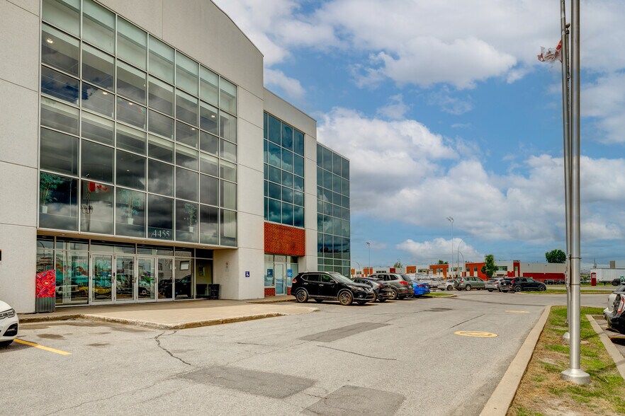 4451-4479 Aut Laval Ouest (A-440), Laval, QC to rent - Building Photo - Image 3 of 23