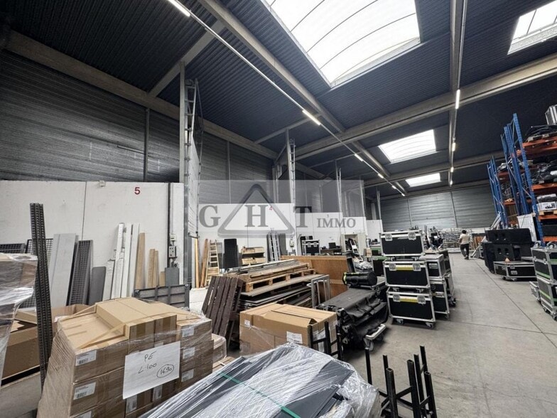 Industrial in Wissous to rent - Interior Photo - Image 1 of 4