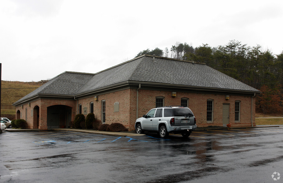 300 Prestige Park Dr, Hurricane, WV for rent - Building Photo - Image 3 of 5