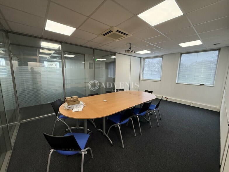 Light Industrial in Champs-sur-Marne to rent - Interior Photo - Image 1 of 10