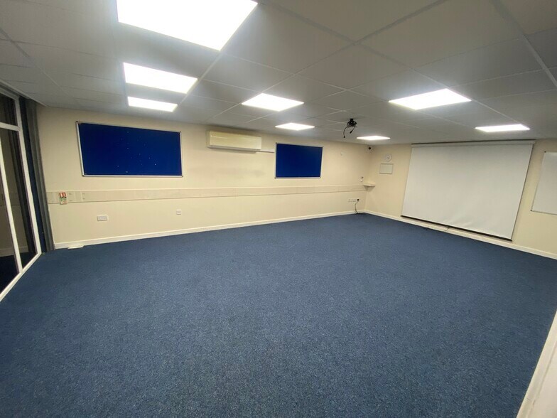 Stephenson Rd, Westbury to rent - Building Photo - Image 3 of 7
