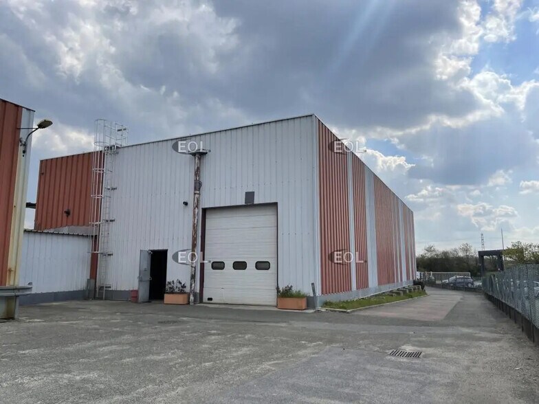 Light Industrial in Coignières to rent - Primary Photo - Image 2 of 5