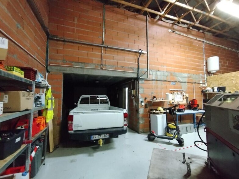Light Industrial in Muret to rent - Interior Photo - Image 2 of 4