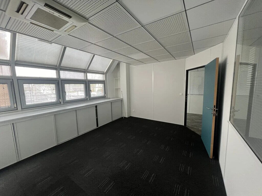 Vente Bureaux 183 m² - Photo 1