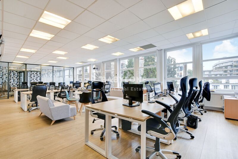 Office in Neuilly-sur-Seine to rent - Interior Photo - Image 3 of 12