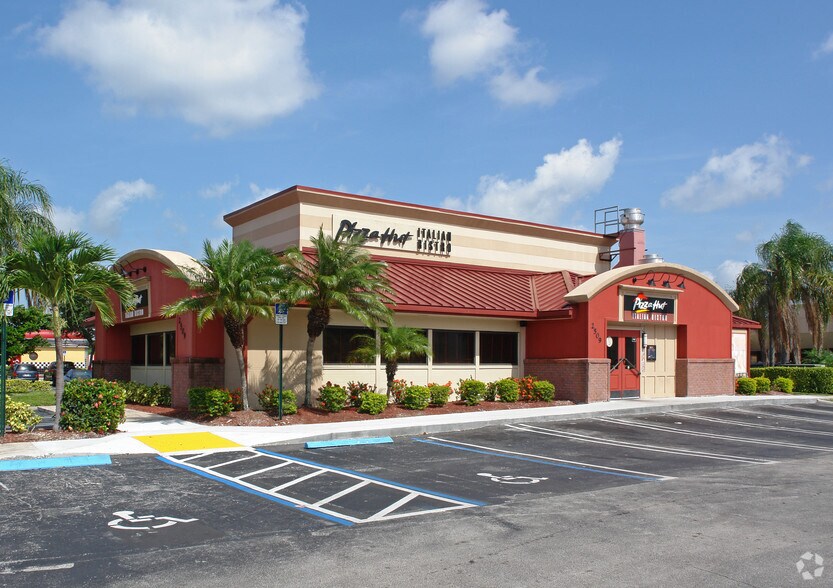 2421-2627 Okeechobee Blvd, West Palm Beach, FL to rent - Building Photo - Image 1 of 2