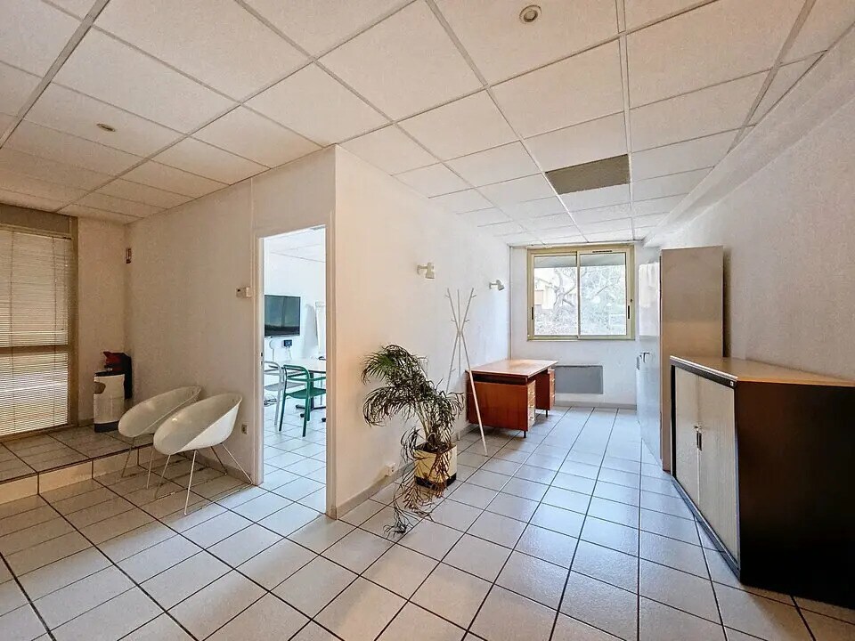 Office in Lyon for sale Interior Photo- Image 1 of 13