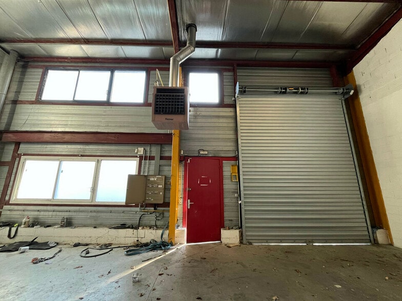 Light Industrial in Quincy-Voisins to rent - Interior Photo - Image 2 of 7