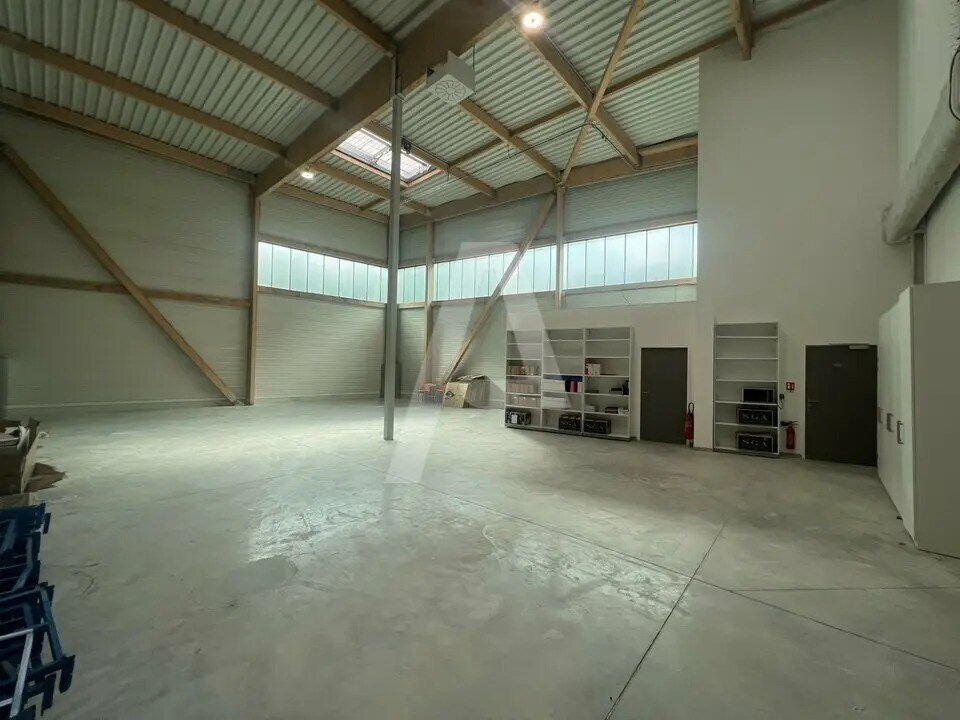 Location Local d'activités 970 m² - Photo 1
