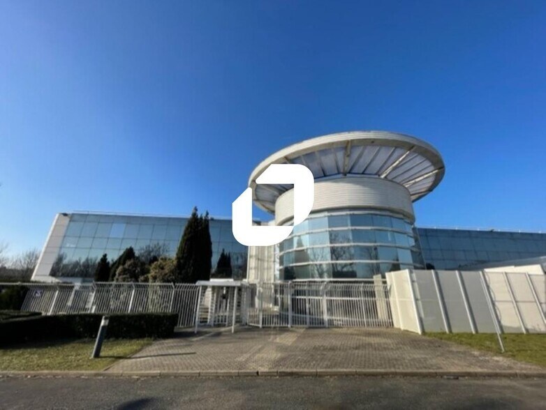 Industrial in Roissy-en-France to rent - Building Photo - Image 1 of 6