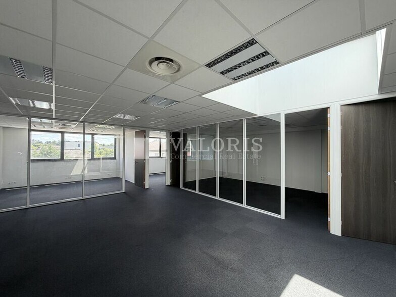 Light Industrial in Champagne-au-Mont-d'Or for sale - Interior Photo - Image 3 of 11