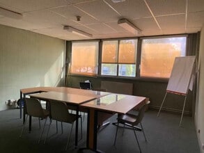 4 Rue Albert Einstein, Trappes to rent Interior Photo- Image 2 of 2