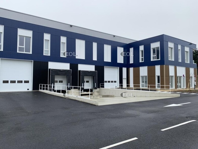 Light Industrial in Moissy-Cramayel to rent - Building Photo - Image 3 of 8