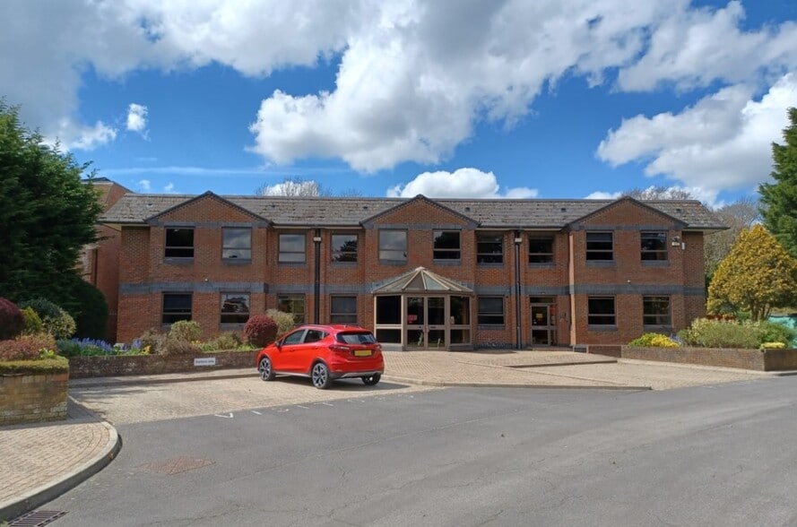 Bonsor Dr, Tadworth to rent - Primary Photo - Image 1 of 2