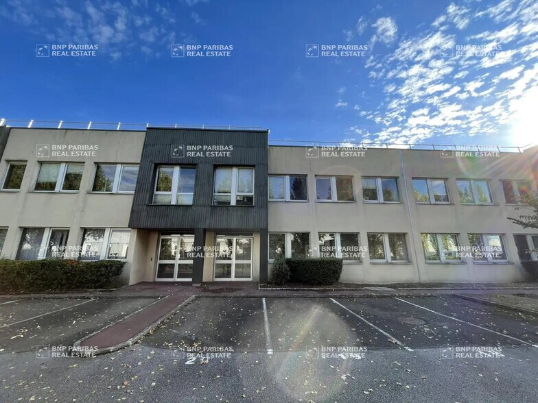 Office in Coignières to rent - Building Photo - Image 2 of 9