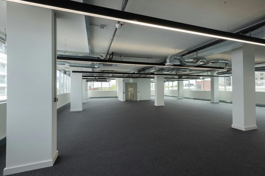 Charles Square, Bracknell to rent - Building Photo - Image 3 of 17