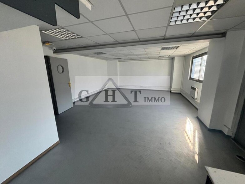 Industrial in Gennevilliers to rent - Building Photo - Image 3 of 9