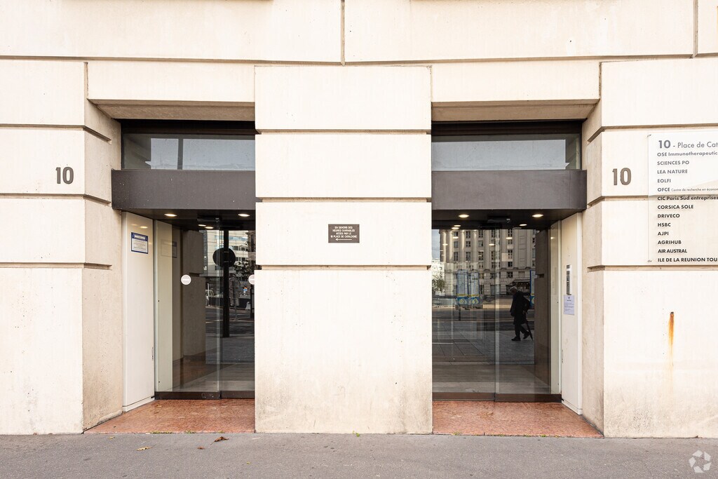 Location Bureaux 995 m² - Photo 1