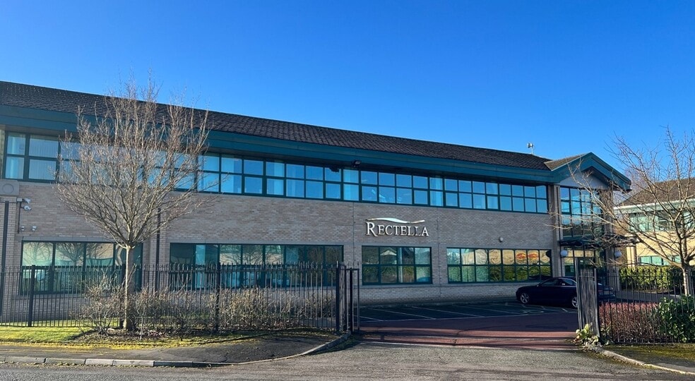 2 Blackmore Rd, Manchester for sale - Building Photo - Image 1 of 1