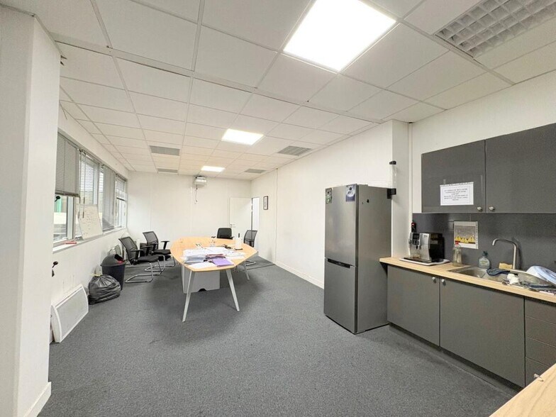 8 Rue De L'Angoumois, Argenteuil to rent - Building Photo - Image 3 of 13