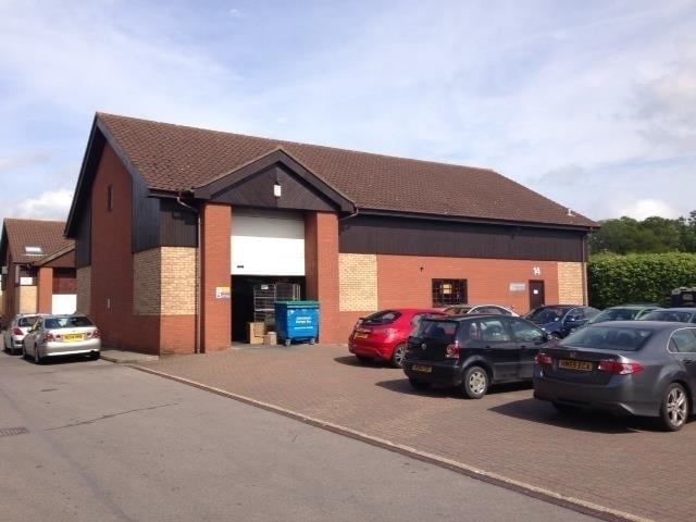 London Rd, Hook to rent - Building Photo - Image 2 of 4