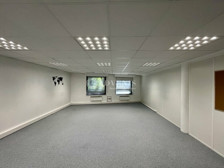 Office in Cergy to rent - Interior Photo - Image 2 of 12