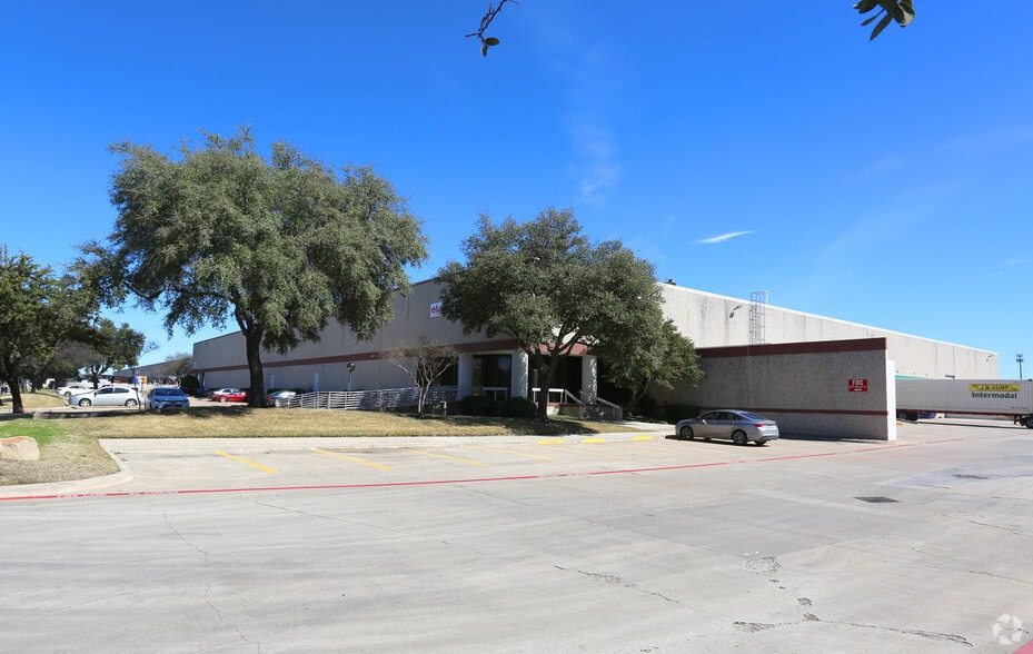 2075 McDaniel Dr, Carrollton, TX for rent - Building Photo - Image 3 of 3