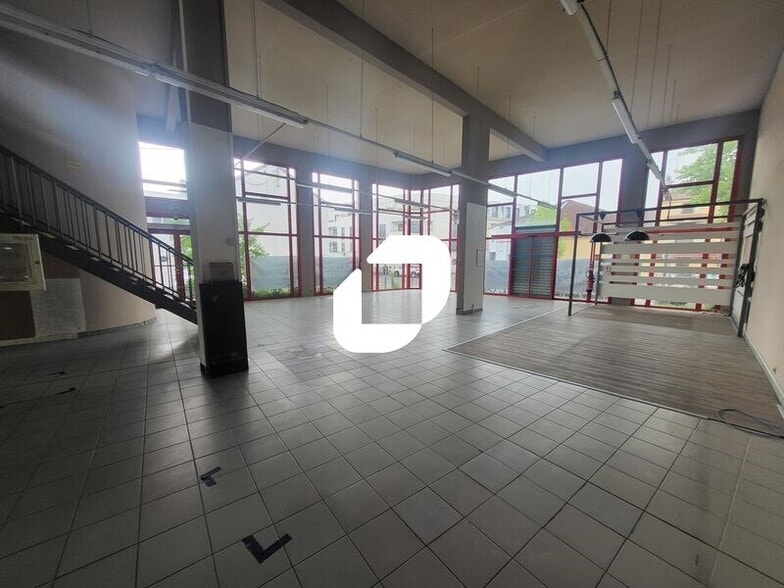 Retail in Houilles to rent - Building Photo - Image 1 of 13