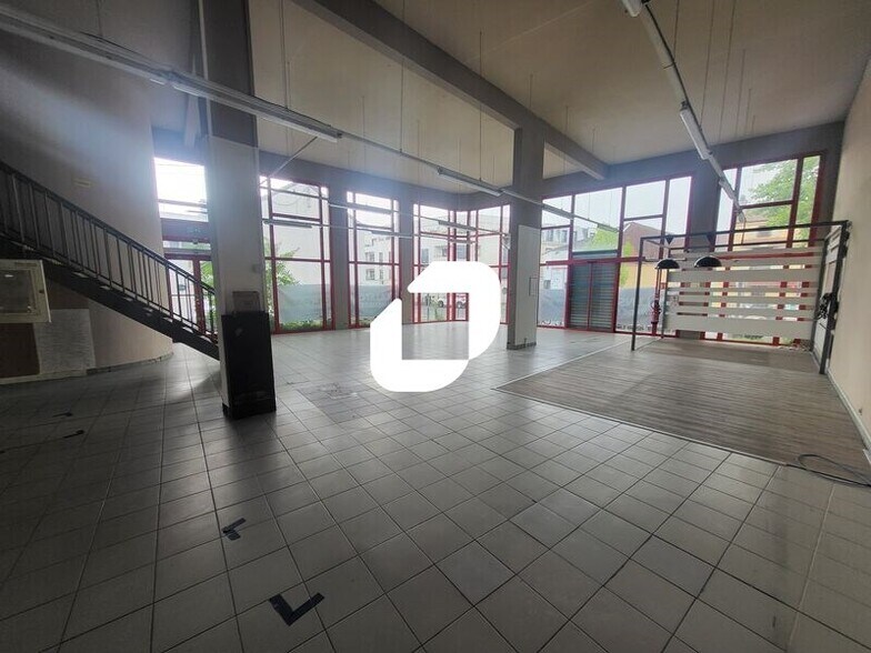 Retail in Houilles to rent - Interior Photo - Image 1 of 13
