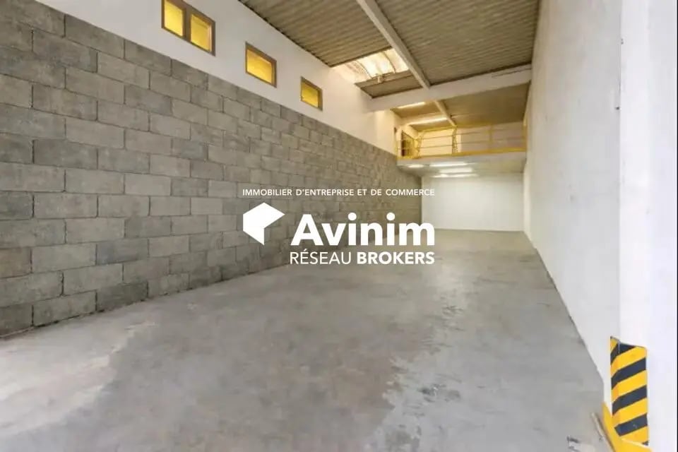 Location Entrepôt 285 m² - Photo 1