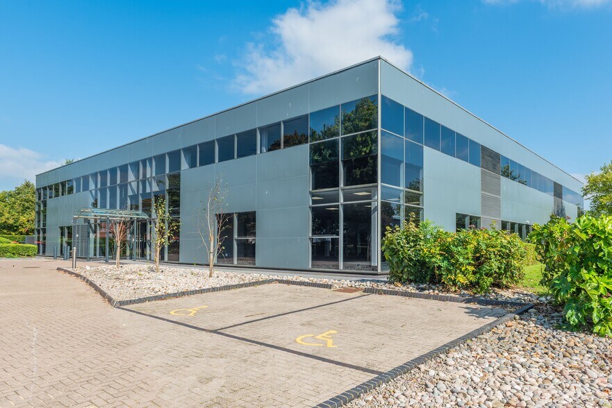 2 Kembrey Park, Swindon to rent - Primary Photo - Image 1 of 5