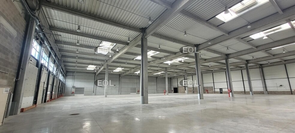 Industrial in Miribel to rent - Interior Photo - Image 3 of 8