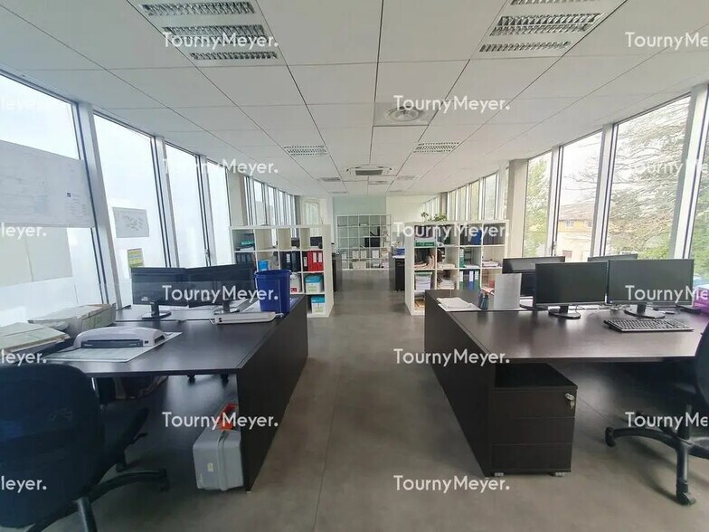 Office in Le Haillan to rent - Interior Photo - Image 2 of 7