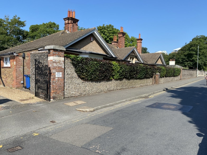 29 Compton Place Rd, Eastbourne to rent - Building Photo - Image 3 of 16
