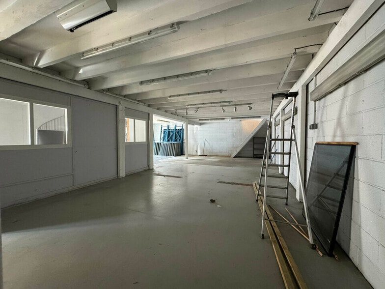 Light Industrial in Saint Ouen L Aumone to rent - Interior Photo - Image 2 of 6